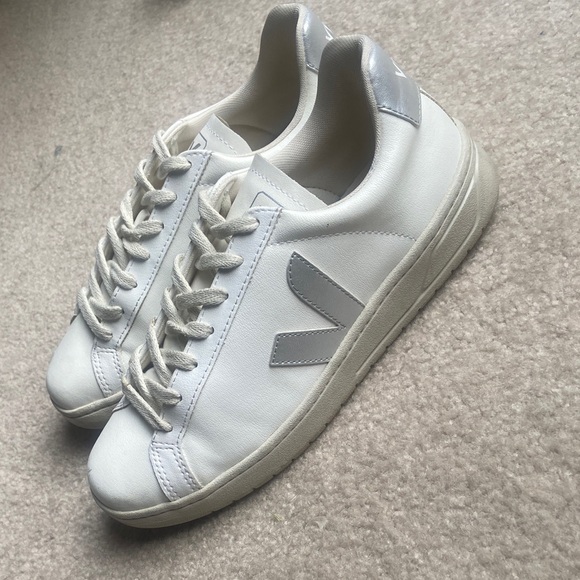 Veja URCA CWL White Silver Sneakers Women’s Size 9, Retail $135 - Picture 7 of 8